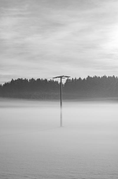 Strommast im Nebel
